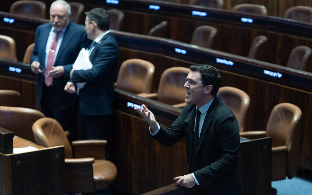 חבר הכנסת איתן גינזבורג מגיב במהלך ישיבת מליאה באולם מליאת הכנסת בירושלים. 13 ביולי 2026 (צילום: יונתן זינדל/פלאש90) חבר הכנסת איתן גינזבורג מגיב במהלך ישיבת מליאה באולם מליאת הכנסת בירושלים. 13 ביולי 2026 (צילום: יונתן זינדל/פלאש90)