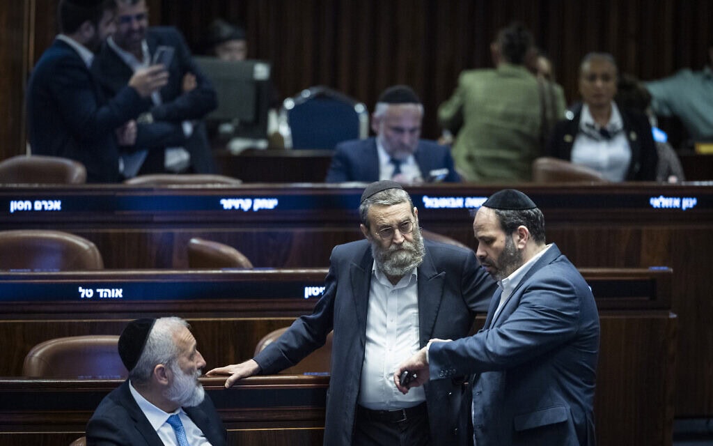 חברי הכנסת ינון אזולאי, משה גפני ואריה דרעי באולם המליאה במהלך הדיון על ההצעה להקפאת ההליכים נגד תלמידי ישיבה עריקים, 14 ביולי 2026 (צילום: חיים גולדברג/פלאש90)