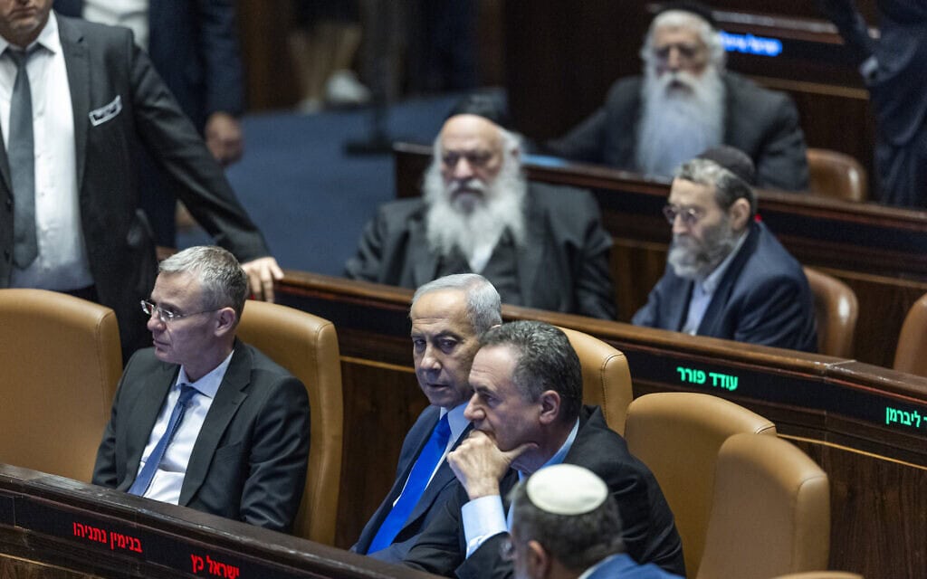ראש הממשלה בנימין נתניהו, שרי ממשלה וחברי כנסת משתתפים בדיון במליאה ובהצבעה על הצעת חוק להקפאת מעצרים של משתמטי גיוס חרדים באולם מליאת הכנסת בירושלים. 14 ביולי 2026 (צילום: חיים גולדברג/פלאש90) ראש הממשלה בנימין נתניהו, שרי ממשלה וחברי כנסת משתתפים בדיון במליאה ובהצבעה על הצעת חוק להקפאת מעצרים של משתמטי גיוס חרדים באולם מליאת הכנסת בירושלים. 14 ביולי 2026 (צילום: חיים גולדברג/פלאש90)