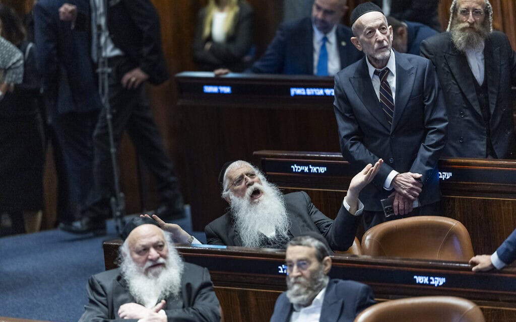 ישיבת מליאה והצבעה על הצעת חוק להקפאת מעצרים של משתמטי גיוס חרדים באולם מליאת הכנסת בירושלים. 14 ביולי 2026 (צילום: חיים גולדברג/פלאש90) ישיבת מליאה והצבעה על הצעת חוק להקפאת מעצרים של משתמטי גיוס חרדים באולם מליאת הכנסת בירושלים. 14 ביולי 2026 (צילום: חיים גולדברג/פלאש90)