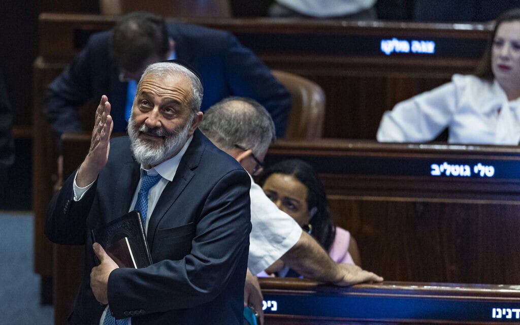 יו"ר ש"ס אריה דרעי בהצבעה על הצעת חוק להקפאת מעצרים של משתמטי גיוס חרדים באולם מליאת הכנסת בירושלים. 14 ביולי 2026 (צילום: חיים גולדברג/פלאש90) יו"ר ש"ס אריה דרעי בהצבעה על הצעת חוק להקפאת מעצרים של משתמטי גיוס חרדים באולם מליאת הכנסת בירושלים. 14 ביולי 2026 (צילום: חיים גולדברג/פלאש90)