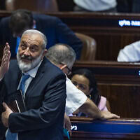 יו"ר ש"ס אריה דרעי בהצבעה על הצעת חוק להקפאת מעצרים של משתמטי גיוס חרדים באולם מליאת הכנסת בירושלים. 14 ביולי 2026 (צילום: חיים גולדברג/פלאש90) יו"ר ש"ס אריה דרעי בהצבעה על הצעת חוק להקפאת מעצרים של משתמטי גיוס חרדים באולם מליאת הכנסת בירושלים. 14 ביולי 2026 (צילום: חיים גולדברג/פלאש90)
