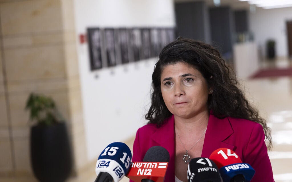 סגנית שר החוץ שרן השכל מדברת עם כלי התקשורת בעת שהיא מודיעה על התפטרותה מתפקיד סגנית שר החוץ, בכנסת בירושלים. 14 ביולי 2026 (צילום: חיים גולדברג/פלאש90) סגנית שר החוץ שרן השכל מדברת עם כלי התקשורת בעת שהיא מודיעה על התפטרותה מתפקיד סגנית שר החוץ, בכנסת בירושלים. 14 ביולי 2026 (צילום: חיים גולדברג/פלאש90)