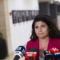 סגנית שר החוץ שרן השכל מדברת עם כלי התקשורת בעת שהיא מודיעה על התפטרותה מתפקיד סגנית שר החוץ, בכנסת בירושלים. 14 ביולי 2026 (צילום: חיים גולדברג/פלאש90) סגנית שר החוץ שרן השכל מדברת עם כלי התקשורת בעת שהיא מודיעה על התפטרותה מתפקיד סגנית שר החוץ, בכנסת בירושלים. 14 ביולי 2026 (צילום: חיים גולדברג/פלאש90)