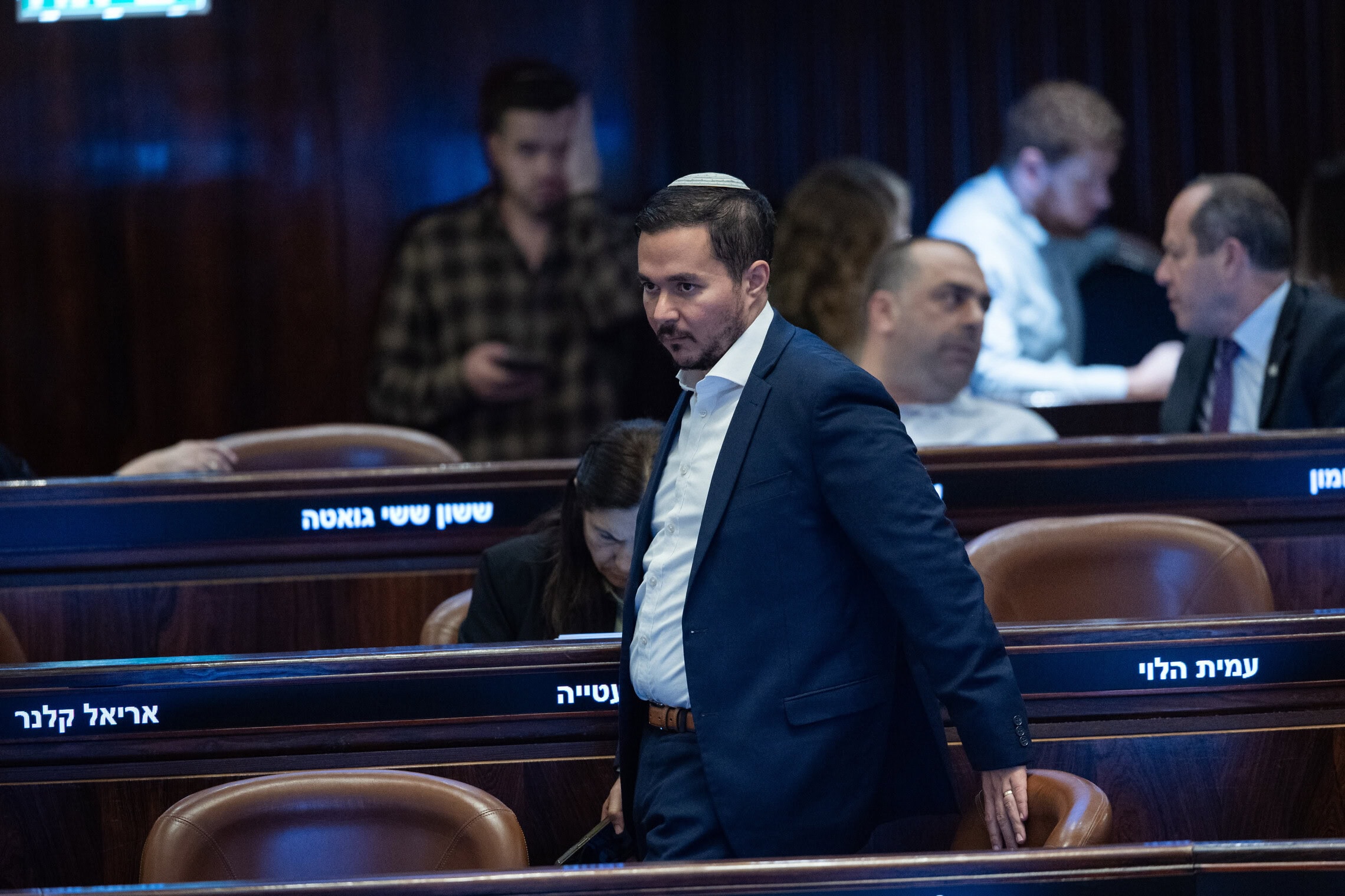 חבר הכנסת דן אילוז משתתף בישיבת המליאה ובהצבעה על הצעת חוק לפיצול התפקידים והסמכויות המוקנים כיום ליועץ המשפטי לממשלה בין שני נושאי משרה נפרדים, באולם מליאת הכנסת בירושלים. 15 ביולי 2026 (צילום: יונתן זינדל/פלאש90)