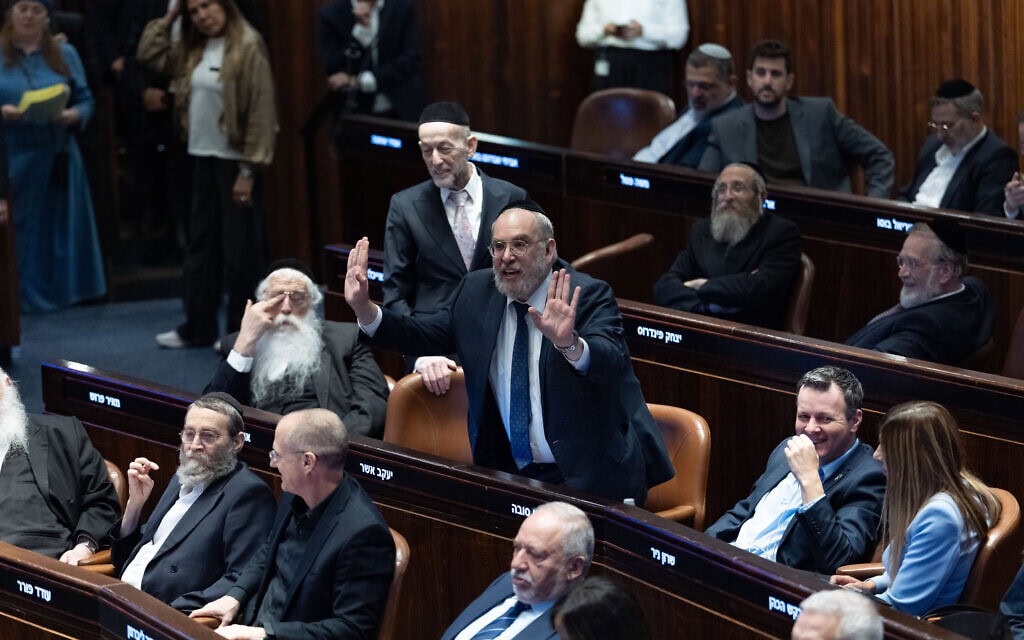 ח"כ יעקב אשר מגיב במהלך דיון והצבעה במליאת הכנסת על הצעת חוק לפיצול סמכויותיו ותפקידיו של היועץ המשפטי לממשלה בין שני בעלי תפקידים נפרדים, ירושלים. 15 ביולי 2026 (צילום: יונתן זינדל/פלאש90) ח"כ יעקב אשר מגיב במהלך דיון והצבעה במליאת הכנסת על הצעת חוק לפיצול סמכויותיו ותפקידיו של היועץ המשפטי לממשלה בין שני בעלי תפקידים נפרדים, ירושלים. 15 ביולי 2026 (צילום: יונתן זינדל/פלאש90)