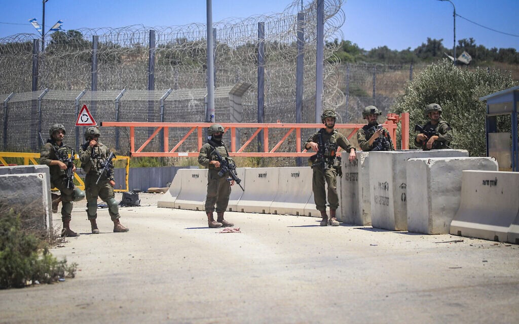 חיילים ישראלים עומדים על המשמר בכניסה הסגורה לעיירה עזון, ממזרח לקלקיליה שבגדה המערבית, במהלך הפגנה פלסטינית במחאה על סגירת הכניסה לעיירה בשערי ברזל בידי צה"ל. 19 ביולי 2026 (צילום: Nasser Ishtayeh/Flash90) חיילים ישראלים עומדים על המשמר בכניסה הסגורה לעיירה עזון, ממזרח לקלקיליה שבגדה המערבית, במהלך הפגנה פלסטינית במחאה על סגירת הכניסה לעיירה בשערי ברזל בידי צה"ל. 19 ביולי 2026 (צילום: Nasser Ishtayeh/Flash90)