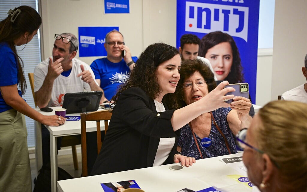 חברת הכנסת נעמה לזימי, מועמדת בפריימריז של מפלגת "הדמוקרטים", במטה הבחירות שלה ביום הפריימריז של המפלגה בתל אביב. 20 ביולי 2026 (צילום: אבשלום ששוני/פלאש90) חברת הכנסת נעמה לזימי, מועמדת בפריימריז של מפלגת "הדמוקרטים", במטה הבחירות שלה ביום הפריימריז של המפלגה בתל אביב. 20 ביולי 2026 (צילום: אבשלום ששוני/פלאש90)