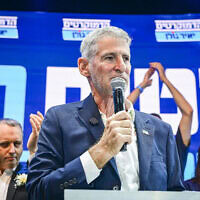 יו"ר מפלגת "הדמוקרטים" יאיר גולן עם חברי המפלגה לאחר ההכרזה על תוצאות הפריימריז במפלגה לקראת הבחירות הקרובות, תל אביב. 20 ביולי 2026 (צילום: אבשלום ששוני/פלאש90) יו"ר מפלגת "הדמוקרטים" יאיר גולן עם חברי המפלגה לאחר ההכרזה על תוצאות הפריימריז במפלגה לקראת הבחירות הקרובות, תל אביב. 20 ביולי 2026 (צילום: אבשלום ששוני/פלאש90)