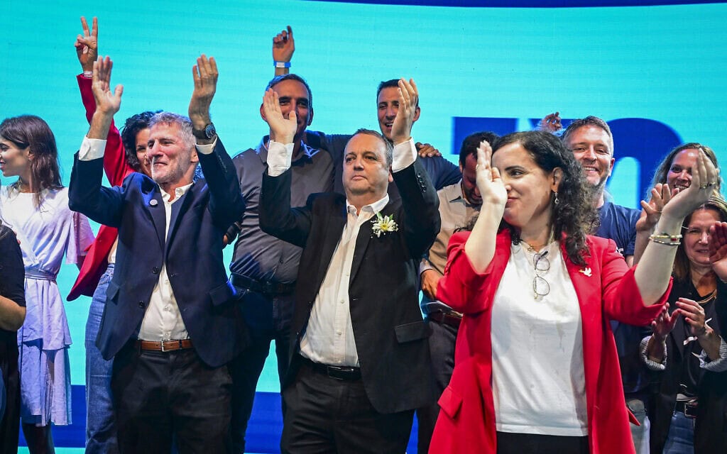 יו"ר מפלגת "הדמוקרטים" יאיר גולן עם חברי המפלגה לאחר הכרזת תוצאות הפריימריז במפלגה לקראת הבחירות הקרובות, בתל אביב. 20 ביולי 2026 (צילום: אבשלום ששוני/פלאש90) יו"ר מפלגת "הדמוקרטים" יאיר גולן עם חברי המפלגה לאחר הכרזת תוצאות הפריימריז במפלגה לקראת הבחירות הקרובות, בתל אביב. 20 ביולי 2026 (צילום: אבשלום ששוני/פלאש90)