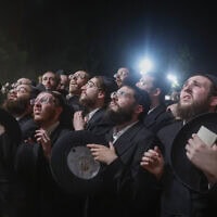 אלפי חרדים מחסידות גור מפגינים מחוץ לכלא הצבאי שליד כפר יונה שבמרכז הארץ, במחאה על כליאתם של תלמידי ישיבה שלא התייצבו לצו גיוס. 20 ביולי 2026 (צילום: טל גל/פלאש90) אלפי חרדים מחסידות גור מפגינים מחוץ לכלא הצבאי שליד כפר יונה שבמרכז הארץ, במחאה על כליאתם של תלמידי ישיבה שלא התייצבו לצו גיוס. 20 ביולי 2026 (צילום: טל גל/פלאש90)