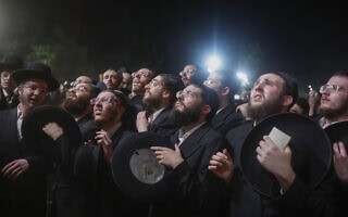 אלפי חרדים מחסידות גור מפגינים מחוץ לכלא הצבאי שליד כפר יונה שבמרכז הארץ, במחאה על כליאתם של תלמידי ישיבה שלא התייצבו לצו גיוס. 20 ביולי 2026 (צילום: טל גל/פלאש90) אלפי חרדים מחסידות גור מפגינים מחוץ לכלא הצבאי שליד כפר יונה שבמרכז הארץ, במחאה על כליאתם של תלמידי ישיבה שלא התייצבו לצו גיוס. 20 ביולי 2026 (צילום: טל גל/פלאש90)