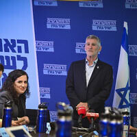 יו"ר מפלגת "הדמוקרטים" יאיר גולן נפגש עם נבחרי המפלגה החדשים למוחרת הפריימריז, לקראת הבחירות הקרובות, בתל אביב. 21 ביולי 2026 (צילום: אבשלום ששוני/פלאש90) יו"ר מפלגת "הדמוקרטים" יאיר גולן נפגש עם נבחרי המפלגה החדשים למוחרת הפריימריז, לקראת הבחירות הקרובות, בתל אביב. 21 ביולי 2026 (צילום: אבשלום ששוני/פלאש90)