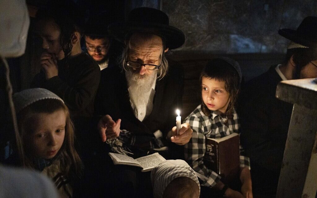 חרדים מתפללים במהלך מנהגי תשעה באב בשכונת מאה שערים בירושלים. 22 ביולי 2026 (צילום: חיים גולדברג/פלאש90)