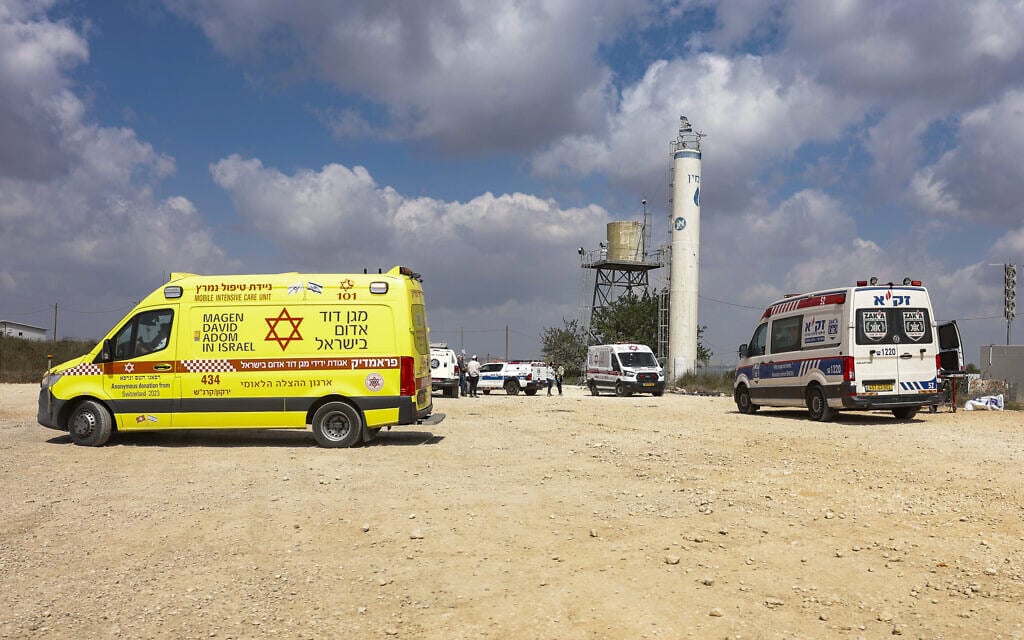 כוחות ביטחון והצלה ישראליים בזירת פיגוע ירי בסמוך להתנחלות חוות גלעד בגדה המערבית. 24 ביולי 2026 (צילום: Hilel Ben Or/Flash90) כוחות ביטחון והצלה ישראליים בזירת פיגוע ירי בסמוך להתנחלות חוות גלעד בגדה המערבית. 24 ביולי 2026 (צילום: Hilel Ben Or/Flash90)
