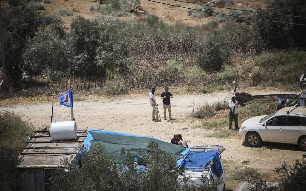 מתנחלים ישראלים נראים בפאתי הכפר תל, סמוך לעיר שכם שבגדה המערבית. 25 ביולי 2026 (צילום: נאסר אישתייה/פלאש90)