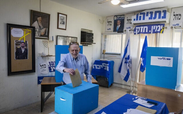 חבר בליכוד מצביע בקלפי של המפלגה בירושלים, 27 ביולי 2026 (צילום: חיים גולדברג/פלאש90) חבר בליכוד מצביע בקלפי של המפלגה בירושלים, 27 ביולי 2026 (צילום: חיים גולדברג/פלאש90)