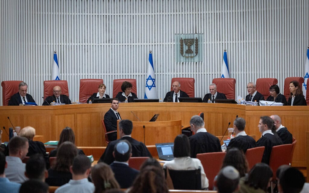 המשנה לנשיא בית המשפט העליון נועם סולברג ושופטי העליון בדיון בעתירות נגד החוק המקפיא מעצרים, חקירות וצעדי אכיפה נגד משתמטי גיוס חרדים. 28 ביולי 2026 (צילום: יונתן זינדל/פלאש90)