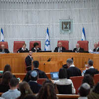 המשנה לנשיא בית המשפט העליון נועם סולברג ושופטי העליון בדיון בעתירות נגד החוק המקפיא מעצרים, חקירות וצעדי אכיפה נגד משתמטי גיוס חרדים. 28 ביולי 2026 (צילום: יונתן זינדל/פלאש90) המשנה לנשיא בית המשפט העליון נועם סולברג ושופטי העליון בדיון בעתירות נגד החוק המקפיא מעצרים, חקירות וצעדי אכיפה נגד משתמטי גיוס חרדים. 28 ביולי 2026 (צילום: יונתן זינדל/פלאש90)