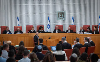 המשנה לנשיא בית המשפט העליון נועם סולברג ושופטי העליון בדיון בעתירות נגד החוק המקפיא מעצרים, חקירות וצעדי אכיפה נגד משתמטי גיוס חרדים. 28 ביולי 2026 (צילום: יונתן זינדל/פלאש90) המשנה לנשיא בית המשפט העליון נועם סולברג ושופטי העליון בדיון בעתירות נגד החוק המקפיא מעצרים, חקירות וצעדי אכיפה נגד משתמטי גיוס חרדים. 28 ביולי 2026 (צילום: יונתן זינדל/פלאש90)