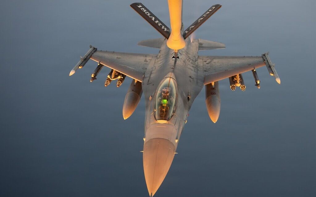 מטוס תדלוק KC-135 סטרטוטנקר מתדלק מטוסי קרב F-16 של חיל האוויר האמריקאי במהלך טיסת סיור מעל המזרח התיכון, 12 ביולי 2026 (צילום: חשבון ה-X של סנטקום)