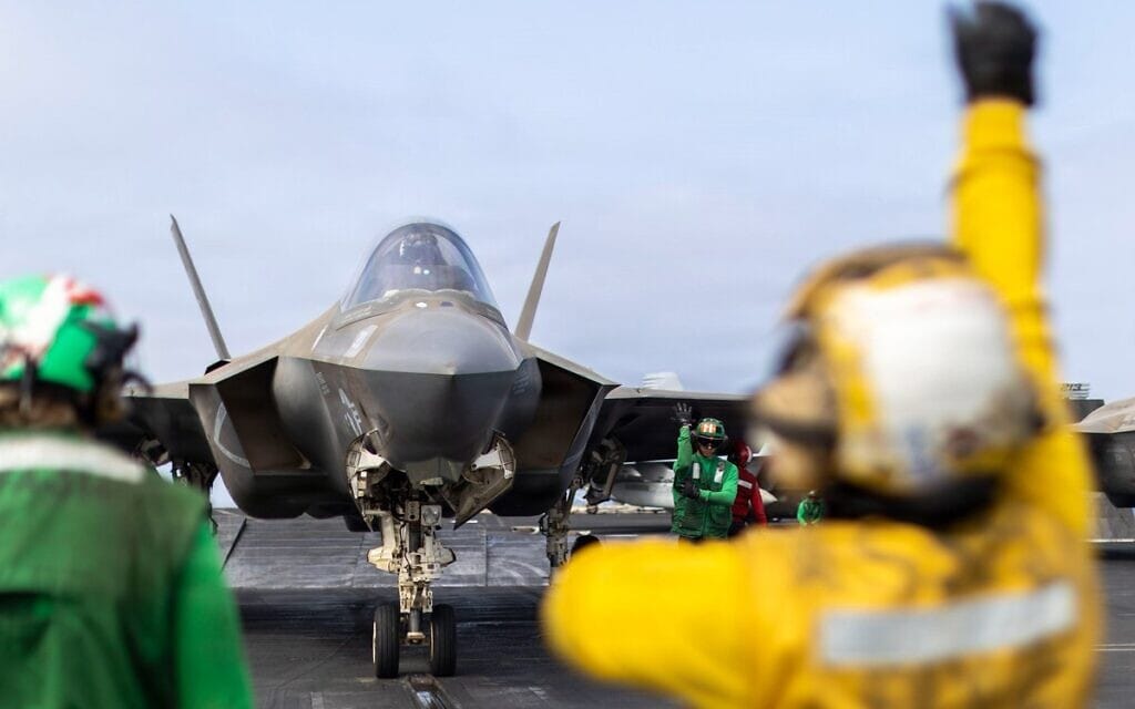 מטוס הקרב החמקן F-35C של חיל הנחתים האמריקאי נערך להמראה מנושאת המטוסים "אברהם לינקולן" במפרץ הפרסי, 6 ביולי 2026 (צילום: חשבון ה-X של סנטקום) מטוס הקרב החמקן F-35C של חיל הנחתים האמריקאי נערך להמראה מנושאת המטוסים "אברהם לינקולן" במפרץ הפרסי, 6 ביולי 2026 (צילום: חשבון ה-X של סנטקום)