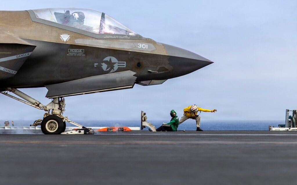 מטוס הקרב החמקן F-35C של חיל הנחתים האמריקאי נערך להמראה מנושאת המטוסים "אברהם לינקולן" במפרץ הפרסי, 6 ביולי 2026 (צילום: חשבון ה-X של סנטקום)