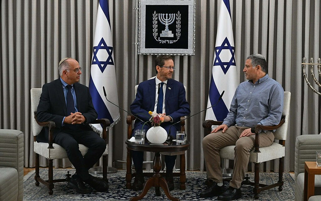 הנשיא יצחק הרצוג בפגישה עם ראש שב״כ דוד זיני ויו״ר ועדת הבחירות המרכזית השופט נעם סולברג. 9 ביולי 2026 (צילום: חיים צח / לע״מ) הנשיא יצחק הרצוג בפגישה עם ראש שב״כ דוד זיני ויו״ר ועדת הבחירות המרכזית השופט נעם סולברג. 9 ביולי 2026 (צילום: חיים צח / לע״מ)