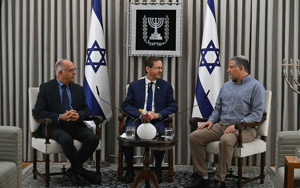 הנשיא יצחק הרצוג בפגישה עם ראש שב״כ דוד זיני ויו״ר ועדת הבחירות המרכזית השופט נעם סולברג. 9 ביולי 2026 (צילום: חיים צח / לע״מ)