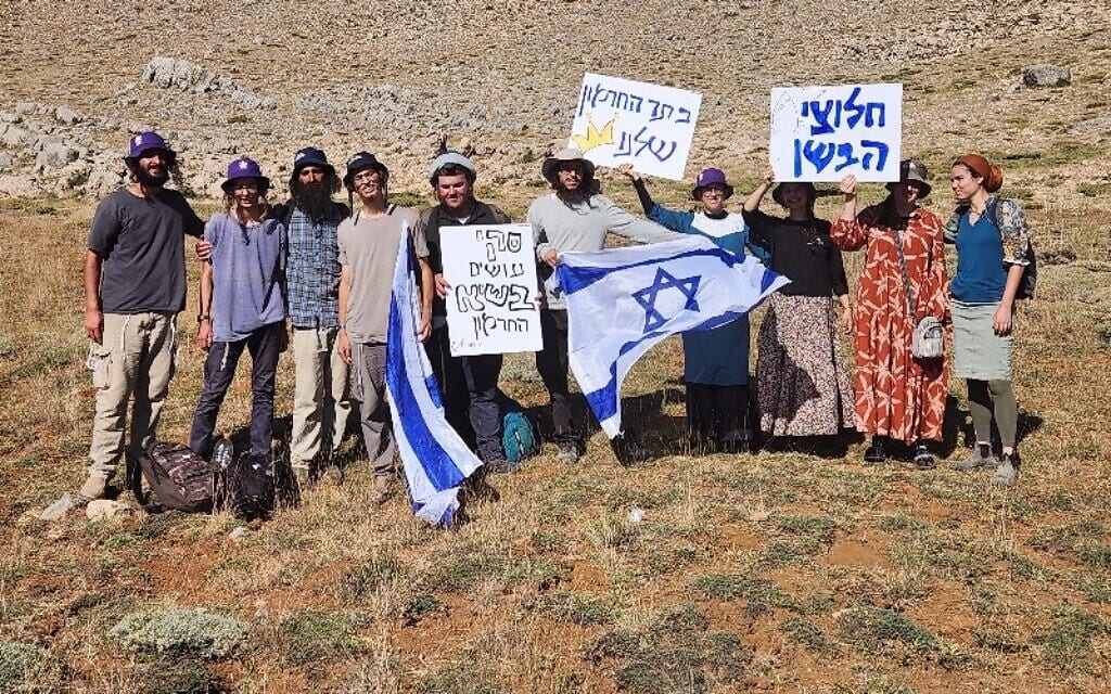 פעילים מתנועת חלוצי הבשן בחרמון הסורי, בקריאה לפתיחת כתר החרמון לתיירות אזרחית. 16 באוקטובר 2025 (צילום: שעועיתהגלידה/ויקיפדיה)
