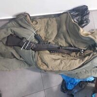 רובה, שלפי החשד, הוחזק שלא כחוק בביתו בנתיבות של חייל המשרת בשירות מילואים, בתמונה שפורסמה ב־3 ביולי 2026 (צילום: צה"ל ומשטרת ישראל) רובה, שלפי החשד, הוחזק שלא כחוק בביתו בנתיבות של חייל המשרת בשירות מילואים, בתמונה שפורסמה ב־3 ביולי 2026 (צילום: צה"ל ומשטרת ישראל)