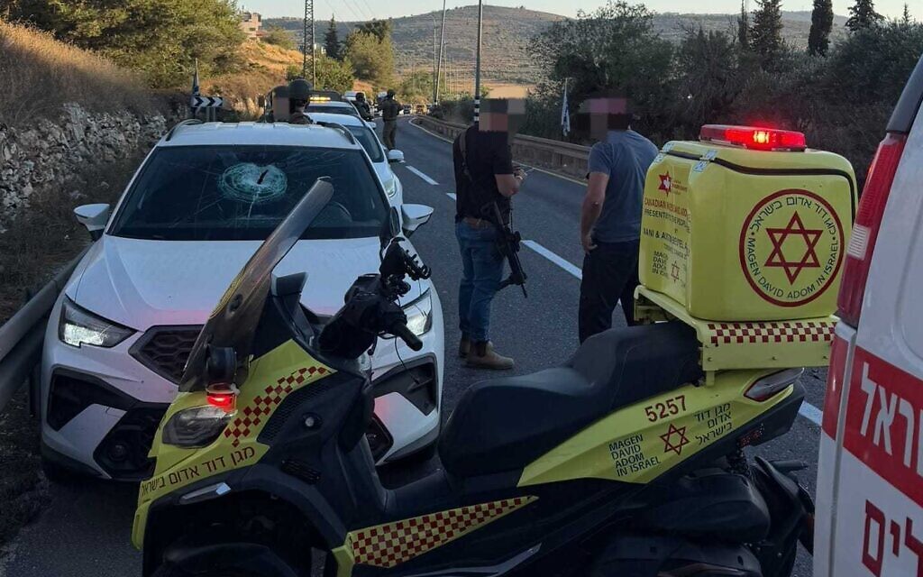 כוחות הצלה לצד מכונית שנרגמה באבנים בגדה. 15 ביולי 2026 (צילום: מד״א) כוחות הצלה לצד מכונית שנרגמה באבנים בגדה. 15 ביולי 2026 (צילום: מד״א)