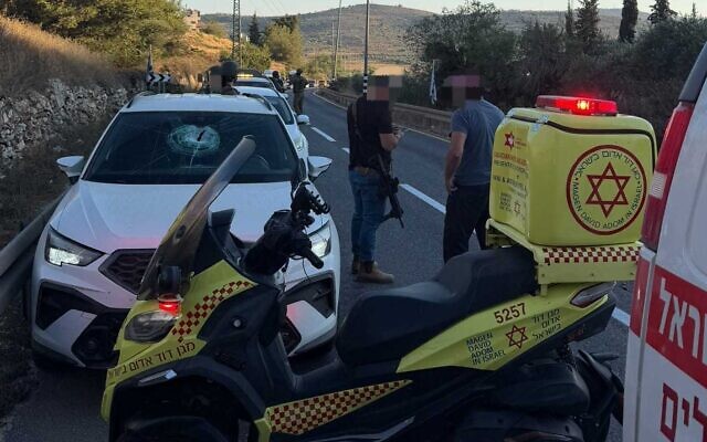 כוחות הצלה לצד מכונית שנרגמה באבנים בגדה. 15 ביולי 2026 (צילום: מד כוחות הצלה לצד מכונית שנרגמה באבנים בגדה. 15 ביולי 2026 (צילום: מד