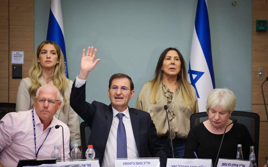 יו״ר ועדת החוץ והביטחון ח״כ בועז ביסמוט מצביע על הקפאת מעצרי משתמטים חרדים. 12 ביולי 2026 (צילום: נועם מושקוביץ)