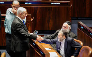 ראש הממשלה בנימין נתניהו לוחץ את ידו של ח"כ משה גפני מיהדות התורה, היושב ליד ח"כ יצחק גולדקנופף, במהלך ההצבעה בקריאה ראשונה על חוק יסוד לימוד תורה במליאת הכנסת, 1 ביולי 2026 (צילום: נועם מושקוביץ/דוברות הכנסת) ראש הממשלה בנימין נתניהו לוחץ את ידו של ח"כ משה גפני מיהדות התורה, היושב ליד ח"כ יצחק גולדקנופף, במהלך ההצבעה בקריאה ראשונה על חוק יסוד לימוד תורה במליאת הכנסת, 1 ביולי 2026 (צילום: נועם מושקוביץ/דוברות הכנסת)