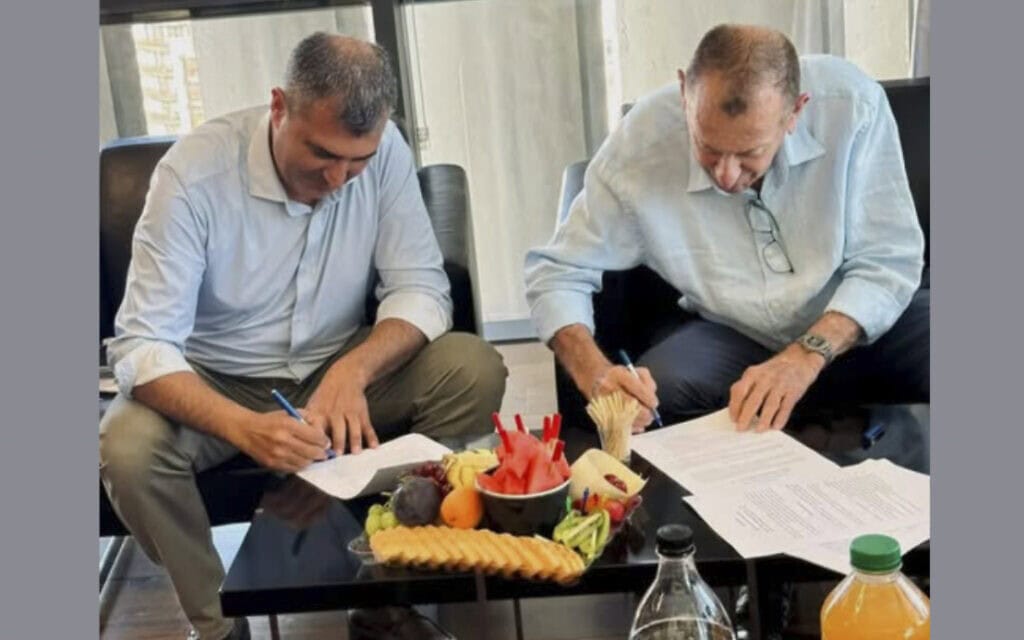 רון חולדאי ואמיר בדראן בעת מינויו של בדראן כסגן ראש עיריית תל אביב, 2026 (צילום: עמוד הפייסבוק של חד"ש) רון חולדאי ואמיר בדראן בעת מינויו של בדראן כסגן ראש עיריית תל אביב, 2026 (צילום: עמוד הפייסבוק של חד"ש)