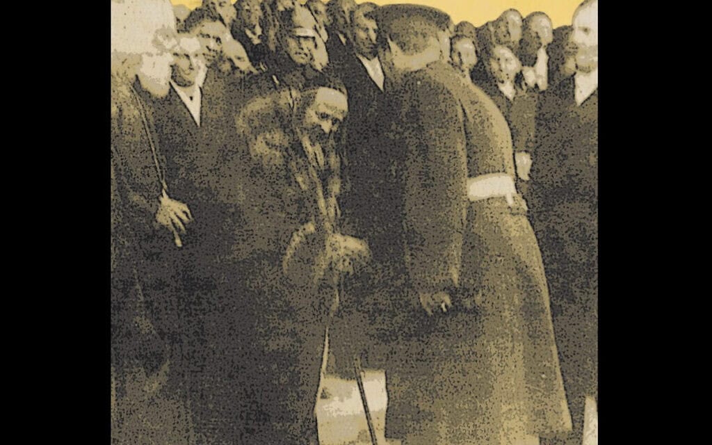 הרב יואל טייטלבוים קד בפני קרול השני, מלך רומניה בעת ביקורו של זה בסאטו מארה ב-1936. (צילום: ויקיפדיה) הרב יואל טייטלבוים קד בפני קרול השני, מלך רומניה בעת ביקורו של זה בסאטו מארה ב-1936. (צילום: ויקיפדיה)