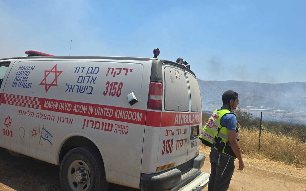 ניידת מגן דוד אדום באזור שרפה שפרצה ליד בית פוריק. 23 ביולי 2026 (צילום: מד״א) ניידת מגן דוד אדום באזור שרפה שפרצה ליד בית פוריק. 23 ביולי 2026 (צילום: מד״א)