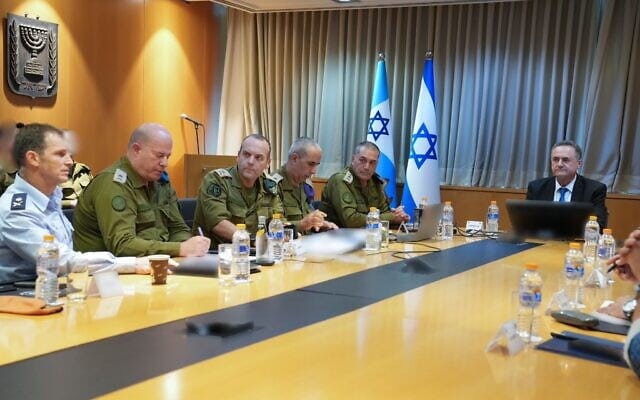 שר הביטחון ישראל כ"ץ בישיבה עם הרמטכ"ל אייל זמיר ועם גורמים נוספים, 23 ביולי 2026 (צילום: אריאל חרמוני, משרד הביטחון) שר הביטחון ישראל כ"ץ בישיבה עם הרמטכ"ל אייל זמיר ועם גורמים נוספים, 23 ביולי 2026 (צילום: אריאל חרמוני, משרד הביטחון)