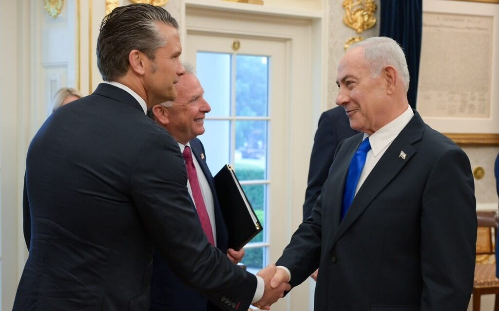 ראש הממשלה בנימין נתניהו ושר ההגנה של ארצות הברית פיט הגסת' בחדר הסגלגל בבית הלבן, 28 ביולי 2026 (צילום: מעיין טואף / לע"מ)