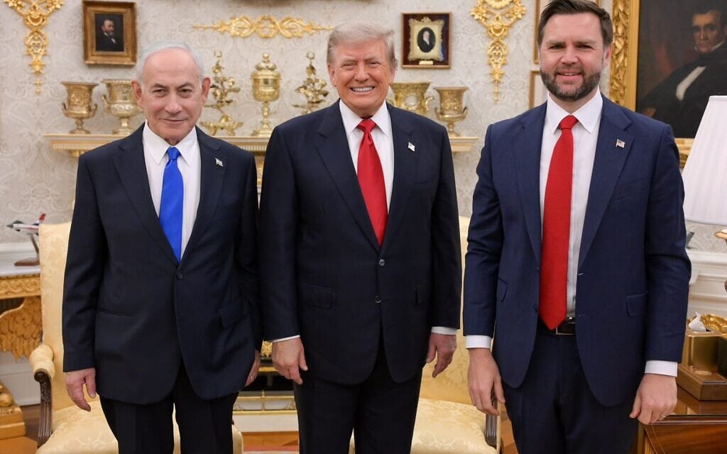 סגן נשיא ארצות הברית ג'יי־די ואנס, נשיא ארצות הברית דונלד טראמפ וראש הממשלה בנימין נתניהו בחדר הסגלגל בבית הלבן, 28 ביולי 2026 (צילום: מעיין טואף / לע"מ) סגן נשיא ארצות הברית ג'יי־די ואנס, נשיא ארצות הברית דונלד טראמפ וראש הממשלה בנימין נתניהו בחדר הסגלגל בבית הלבן, 28 ביולי 2026 (צילום: מעיין טואף / לע"מ)