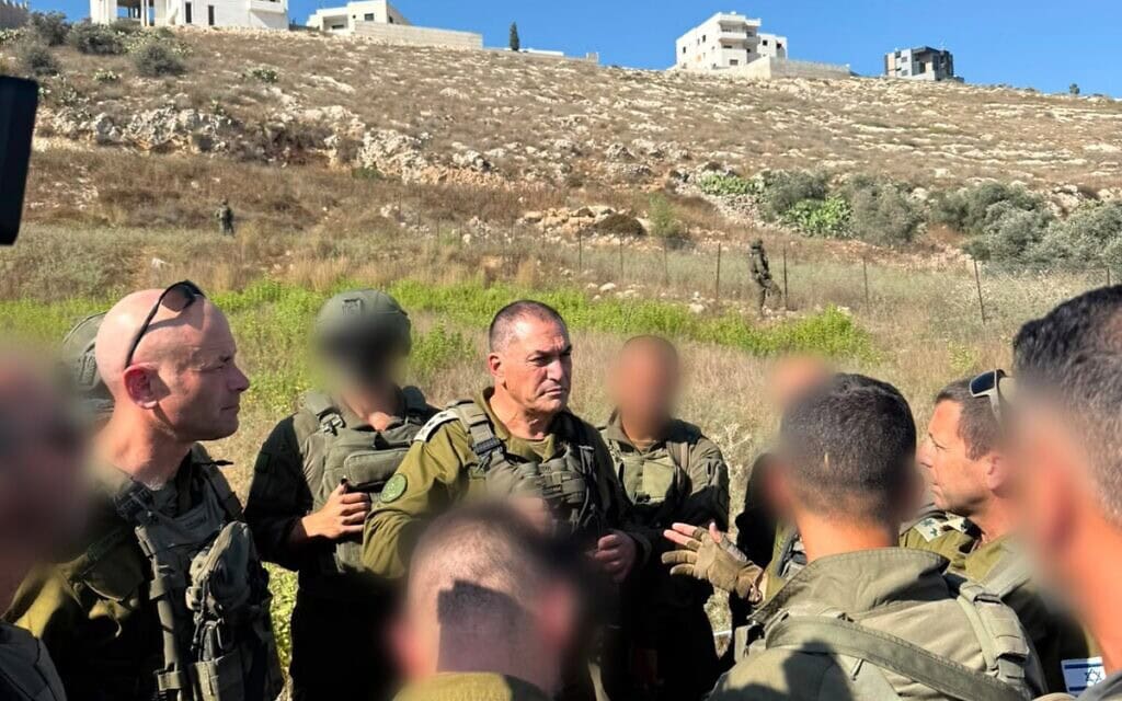 הרמטכ"ל אייל זמיר בזירה שבאזור היישוב תל, לאחר שמוקדם יותר התחולל במקום עימות קטלני, 24 ביולי 2026 (צילום: צה"ל) הרמטכ"ל אייל זמיר בזירה שבאזור היישוב תל, לאחר שמוקדם יותר התחולל במקום עימות קטלני, 24 ביולי 2026 (צילום: צה"ל)