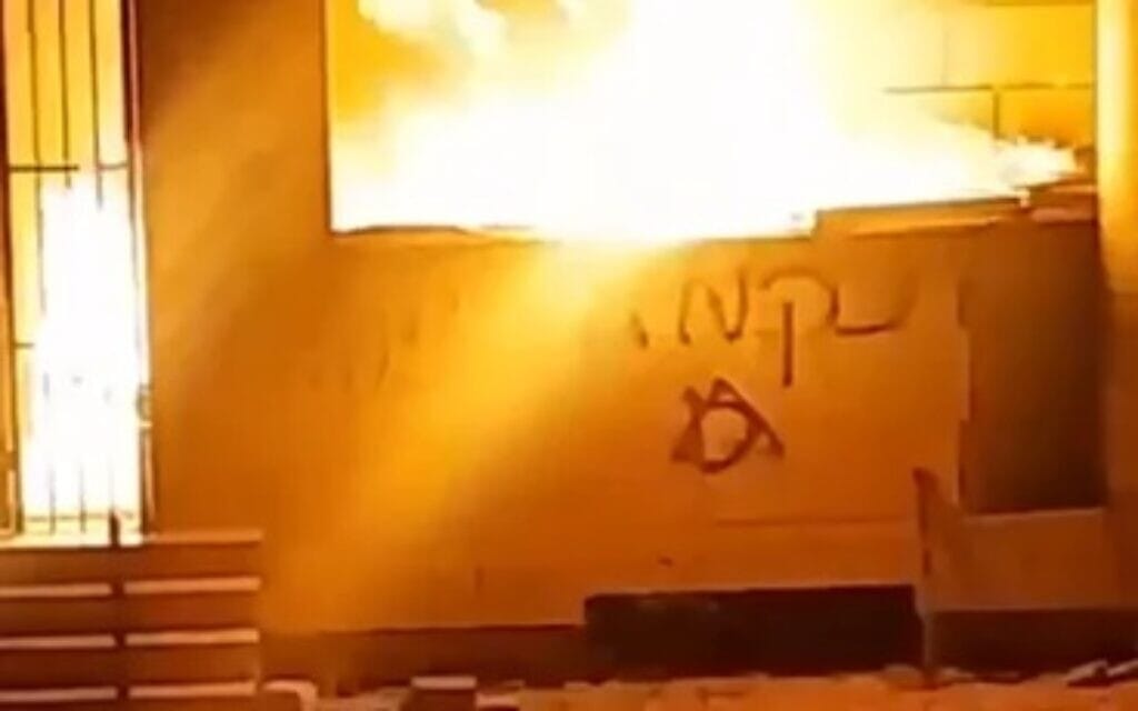 תיעוד שפורסם ברשתות החברתיות מראה, ככל הנראה, מסגד עולה באש ביישוב קוסרה, מדרום לשכם, בגדה המערבית, לאחר תקיפה לכאורה של מתנחלים, 26 ביולי 2026 (צילום: צילום מסך מתוך X, בשימוש לפי סעיף 27א לחוק זכויות יוצרים) תיעוד שפורסם ברשתות החברתיות מראה, ככל הנראה, מסגד עולה באש ביישוב קוסרה, מדרום לשכם, בגדה המערבית, לאחר תקיפה לכאורה של מתנחלים, 26 ביולי 2026 (צילום: צילום מסך מתוך X, בשימוש לפי סעיף 27א לחוק זכויות יוצרים)