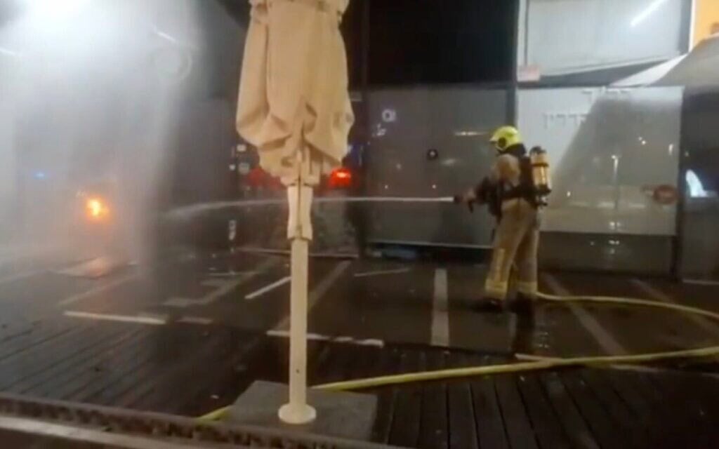 לוחמי אש פועלים לכיבוי שריפה שפרצה בעקבות השלכת רימון לעבר סניף של רשת ג'פניקה בעפולה, 14 ביולי 2026 לוחמי אש פועלים לכיבוי שריפה שפרצה בעקבות השלכת רימון לעבר סניף של רשת ג'פניקה בעפולה, 14 ביולי 2026