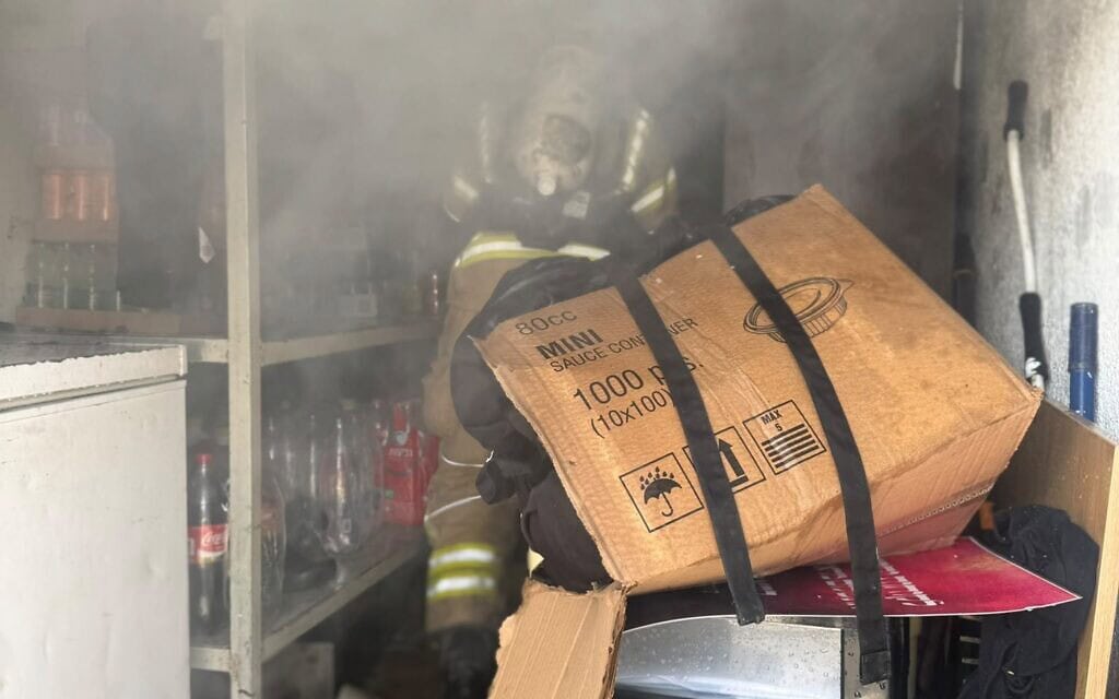 זירת שרפה שפרצה בעקבות השלכת רימון לעבר סניף של רשת ג'פניקה, 14 ביולי 2026 (צילום: דוברות כבאות והצלה) זירת שרפה שפרצה בעקבות השלכת רימון לעבר סניף של רשת ג'פניקה, 14 ביולי 2026 (צילום: דוברות כבאות והצלה)