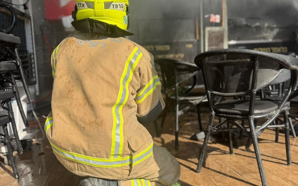 זירת שרפה שפרצה בעקבות השלכת רימון לעבר סניף של רשת ג'פניקה, 14 ביולי 2026 (צילום: דוברות כבאות והצלה) זירת שרפה שפרצה בעקבות השלכת רימון לעבר סניף של רשת ג'פניקה, 14 ביולי 2026 (צילום: דוברות כבאות והצלה)
