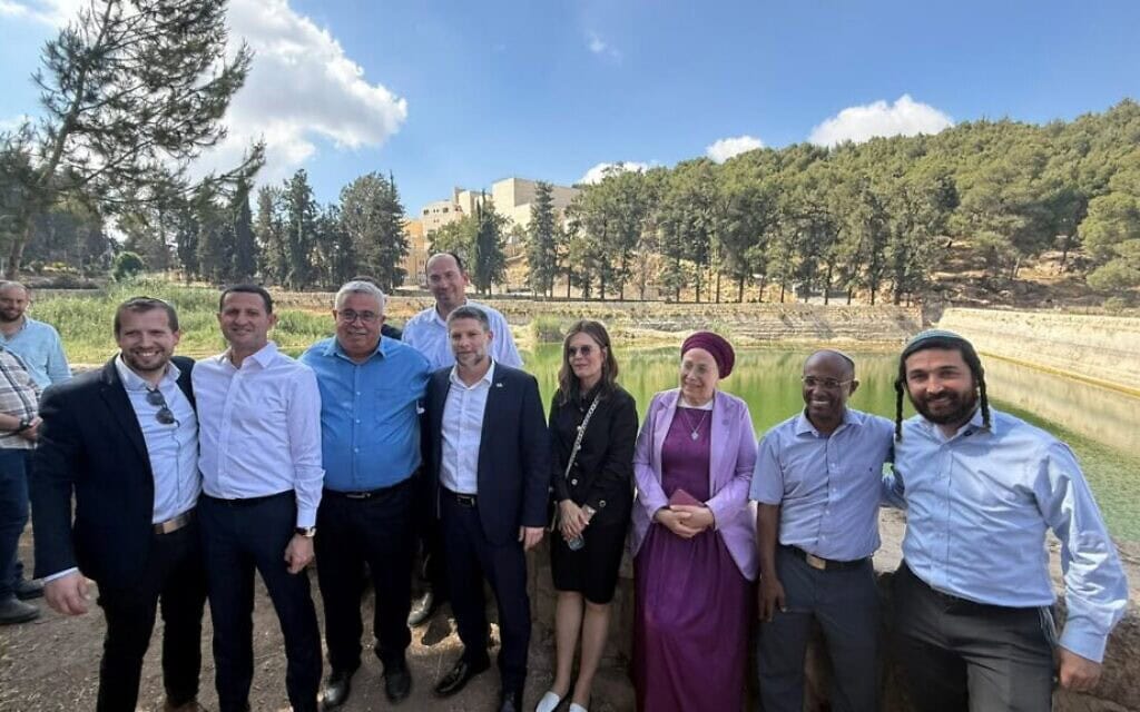 ישיבת סיעה של מפלגת הציונות הדתית בבריכות שלמה (צילום: דוברות הציונות הדתית) ישיבת סיעה של מפלגת הציונות הדתית בבריכות שלמה (צילום: דוברות הציונות הדתית)