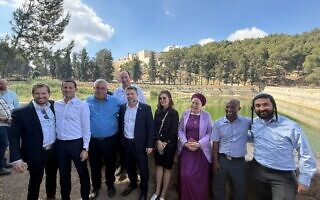 ישיבת סיעה של מפלגת הציונות הדתית בבריכות שלמה (צילום: דוברות הציונות הדתית) ישיבת סיעה של מפלגת הציונות הדתית בבריכות שלמה (צילום: דוברות הציונות הדתית)