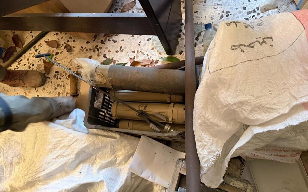 אמצעי לחימה שכוחות צה"ל איתרו בשטח שבו מחזיקה ישראל בדרום לבנון, 12 באוגוסט 2026 (צילום: צה"ל) אמצעי לחימה שכוחות צה"ל איתרו בשטח שבו מחזיקה ישראל בדרום לבנון, 12 באוגוסט 2026 (צילום: צה"ל)