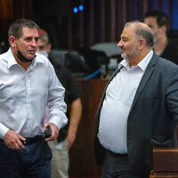 יו"ר רע"ם מנסור עבאס וסגן השר לביטחון פנים יואב סגלוביץ משתתפים בדיון על חוק החשמל לחיבור יישובים ערביים ובדואים, במהלך ישיבת מליאת הכנסת. 6 בדצמבר 2021 (צילום: אוליבייה פיטוסי/פלאש90) יו"ר רע"ם מנסור עבאס וסגן השר לביטחון פנים יואב סגלוביץ משתתפים בדיון על חוק החשמל לחיבור יישובים ערביים ובדואים, במהלך ישיבת מליאת הכנסת. 6 בדצמבר 2021 (צילום: אוליבייה פיטוסי/פלאש90)